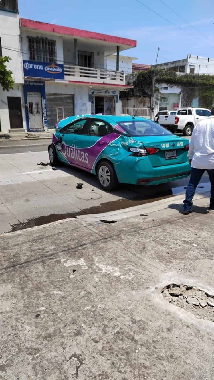 Conductores chocan sus autos en calles del centro de Veracruz; uno volcó