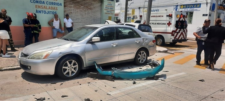 Conductores chocan sus autos en calles del centro de Veracruz; uno volcó