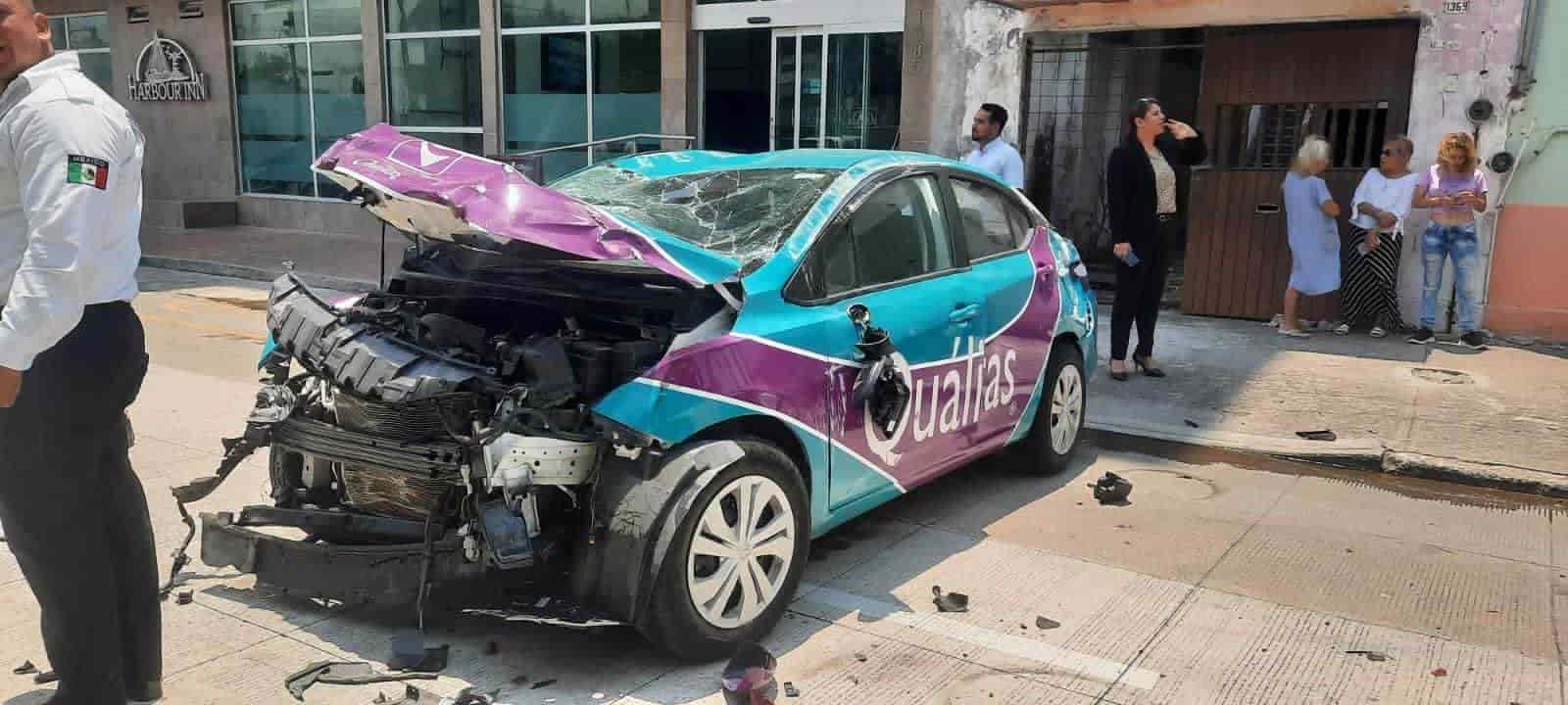 Conductores chocan sus autos en calles del centro de Veracruz; uno volcó