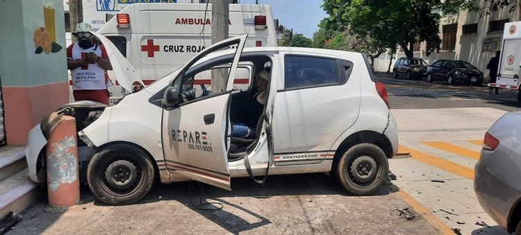 Conductores chocan sus autos en calles del centro de Veracruz; uno volcó