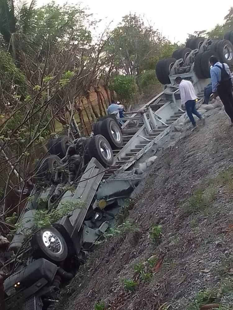 Vuelca tráiler en Playa Vicente; chofer pierde la vida