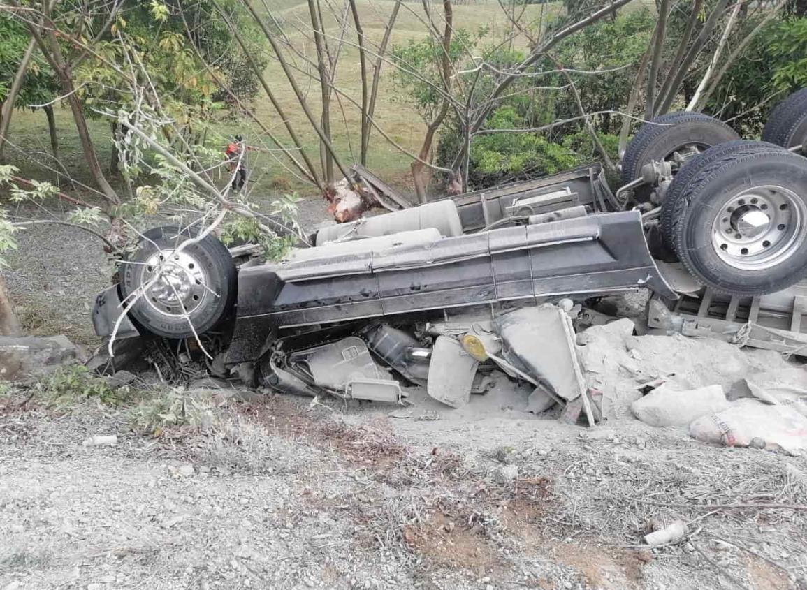 Vuelca tráiler en Playa Vicente; chofer pierde la vida