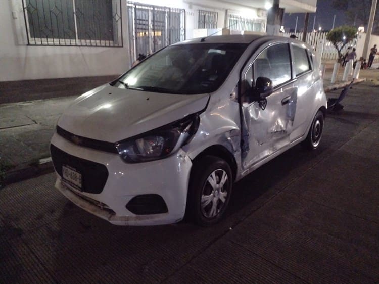 Turistas desconocen la preferencia y chocan con automóvil en calles de Veracruz(+Video)