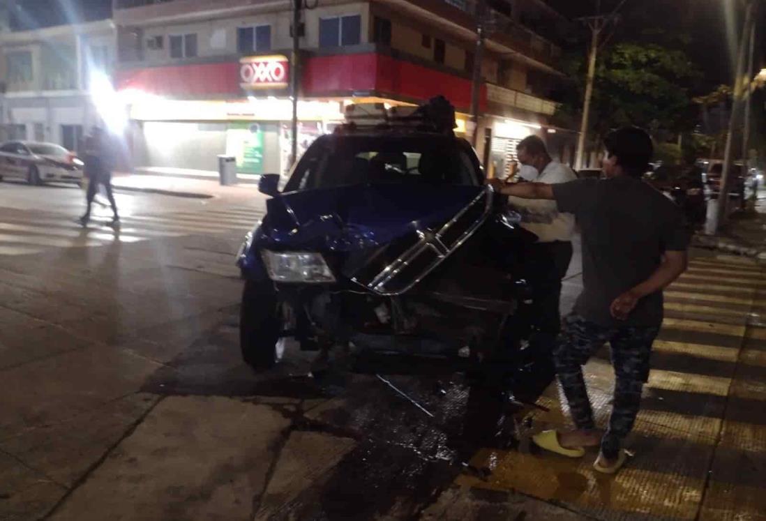 Turistas desconocen la preferencia y chocan con automóvil en calles de Veracruz(+Video)