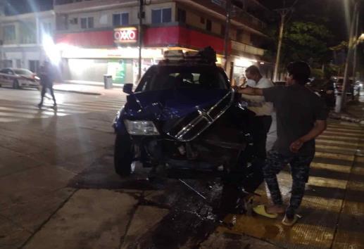 Turistas desconocen la preferencia y chocan con automóvil en calles de Veracruz(+Video)