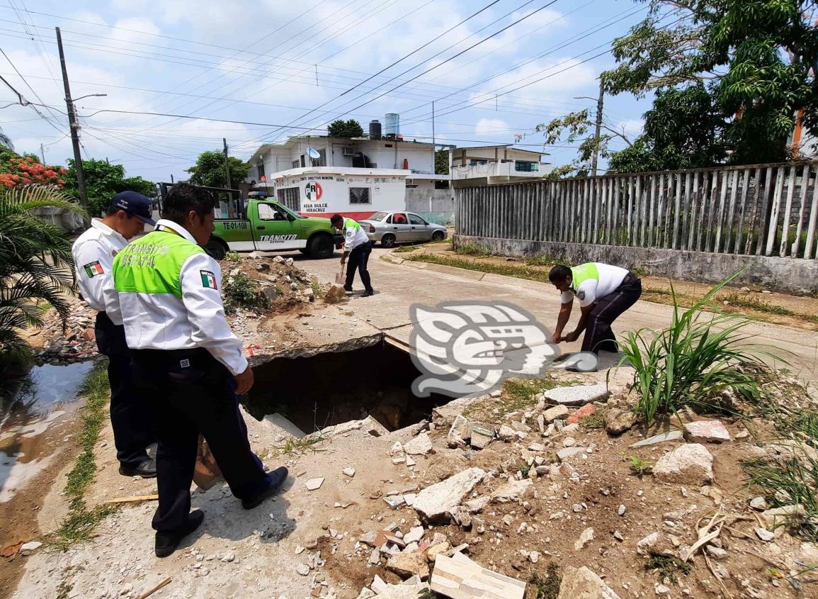 Realizan obra para rellenar socavón en Agua Dulce