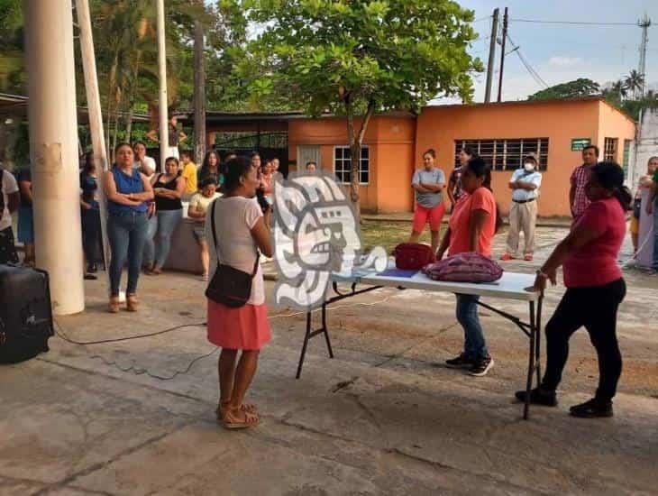 Estallan padres por mal manejo de recursos en secundaria de Moloacán (+Video)