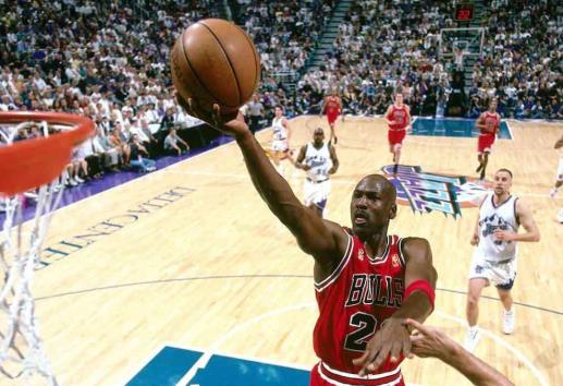 ¡Rompe récord! Subastan tenis de Michael Jordan en 2.2 mdd