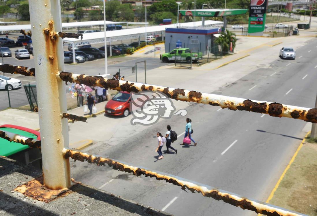 Peligro por barandales de puente peatonal en pésimo estado