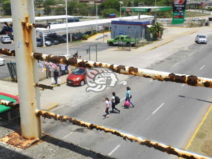 ¡Todo oxidado! en mal estado puente peatonal del poniente de Coatzacoalcos