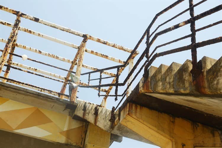 ¡Todo oxidado! en mal estado puente peatonal del poniente de Coatzacoalcos