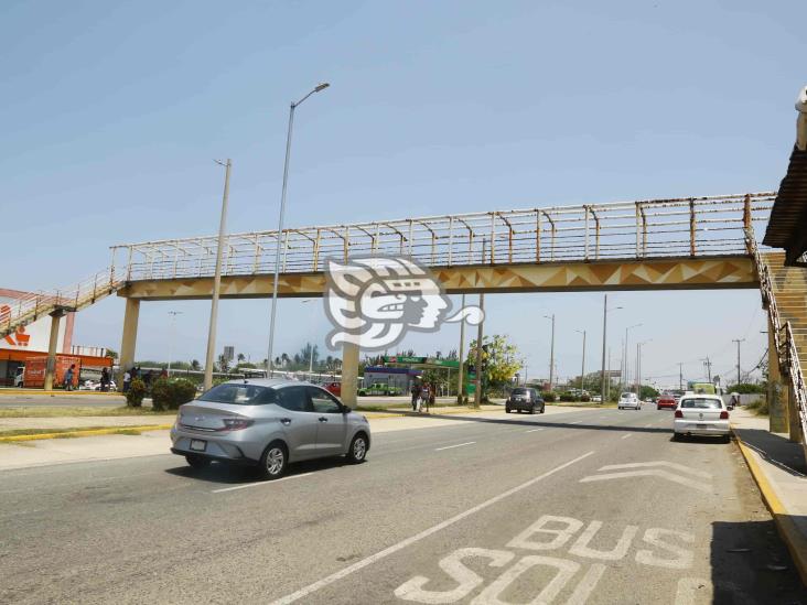 ¡Todo oxidado! en mal estado puente peatonal del poniente de Coatzacoalcos