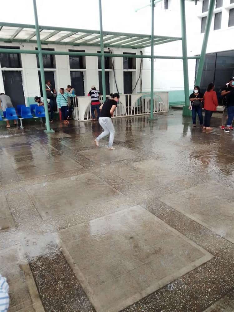 ¡Claman reparación! se filtra lluvia en domo del Hospital IMSS Bienestar de Coatzacoalcos (+Video)