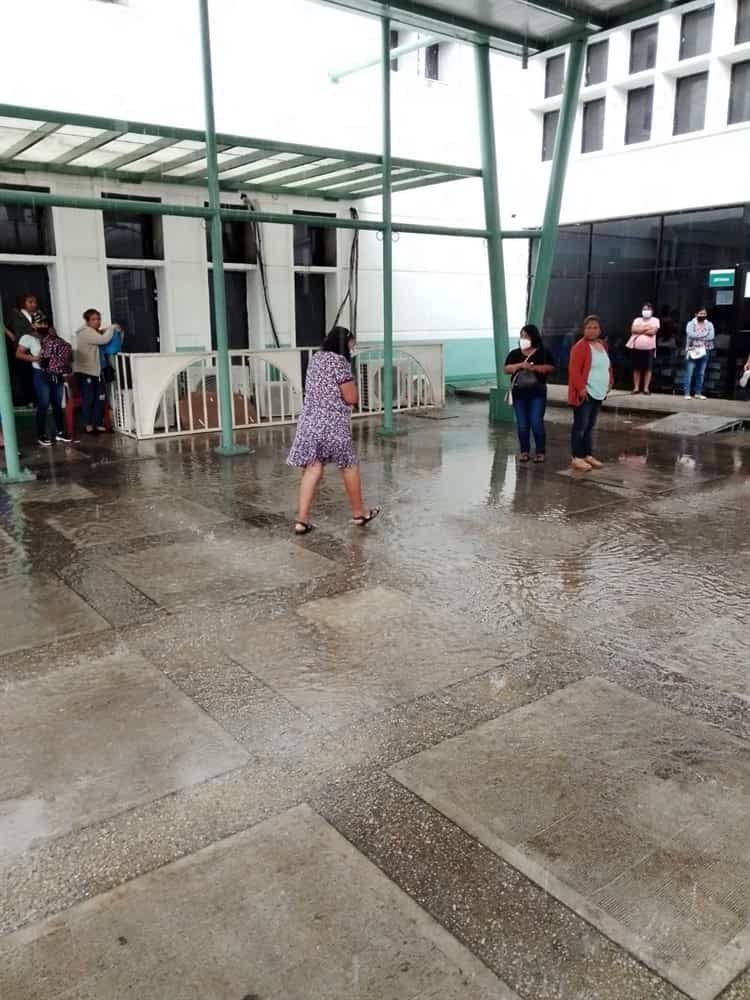 ¡Claman reparación! se filtra lluvia en domo del Hospital IMSS Bienestar de Coatzacoalcos (+Video)