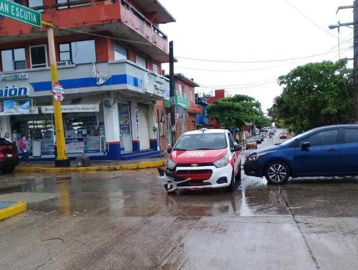 Semáforos inservibles, factor de choque en la avenida Independencia