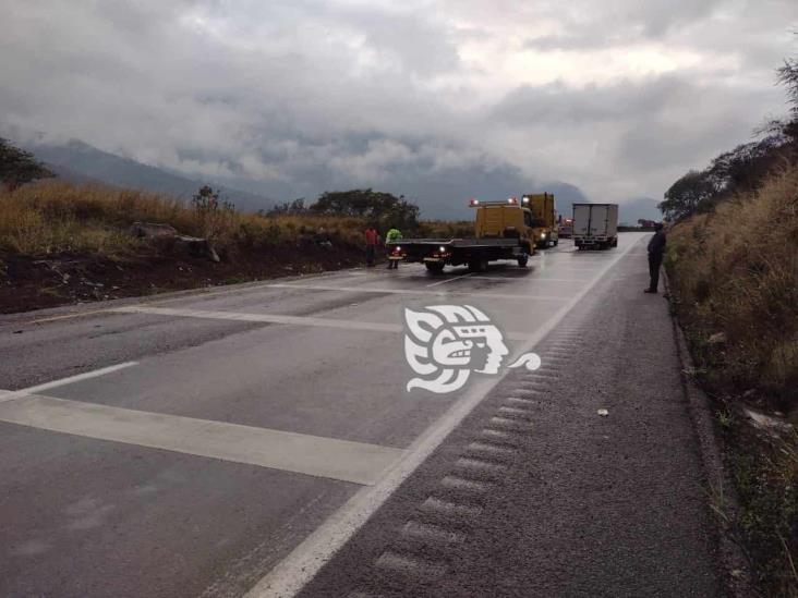 Vuelca camión de carga en la Orizaba-Puebla