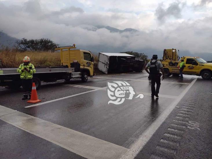 Vuelca camión de carga en la Orizaba-Puebla