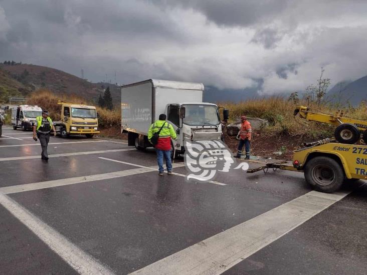 Vuelca camión de carga en la Orizaba-Puebla