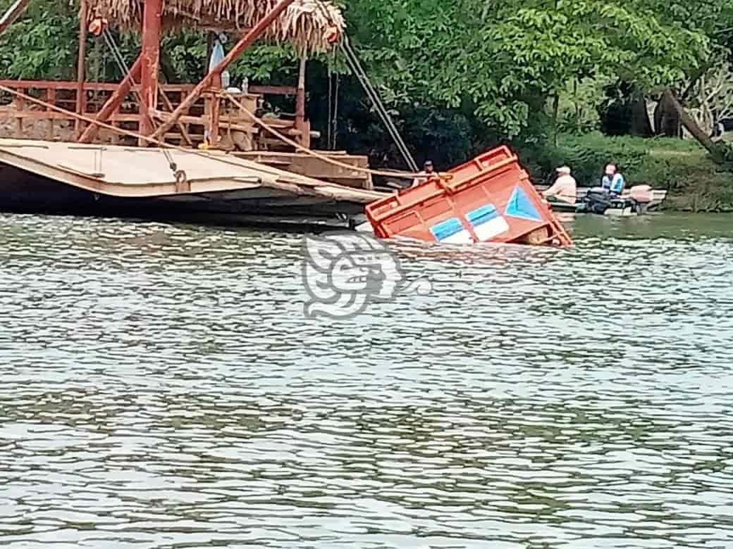 ¡Al agua pato! Camioneta cae al río Uxpanapa en área rural de Minatitlán