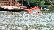 ¡Al agua pato! Camioneta cae al río Uxpanapa en área rural de Minatitlán