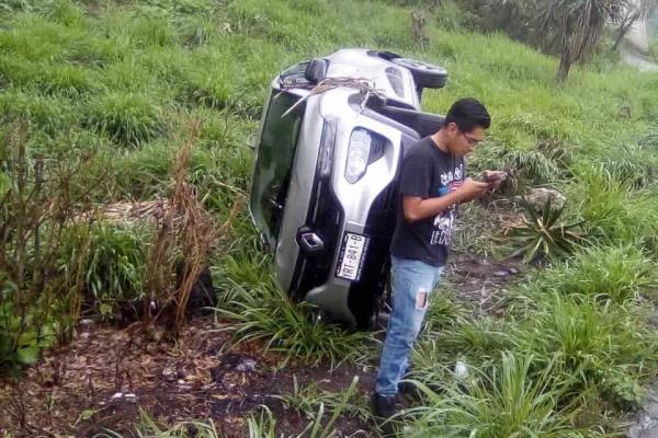 Vuelca un auto en la carretera Trancas-Coatepec
