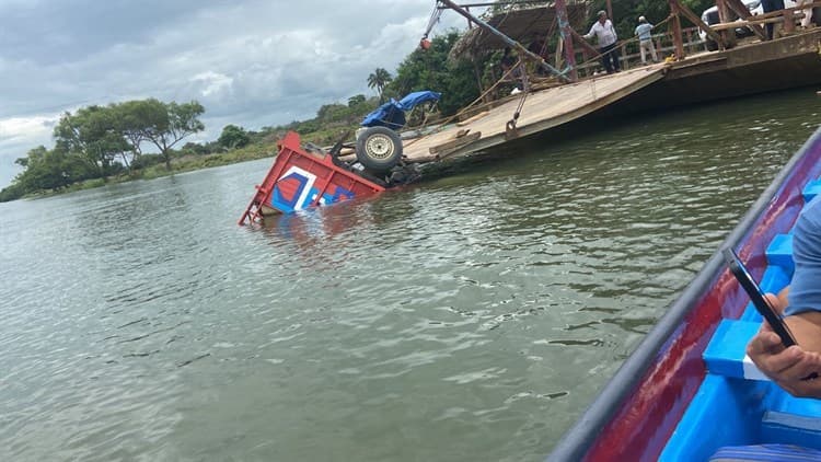 Camioneta se va al agua en río del sur de Veracruz