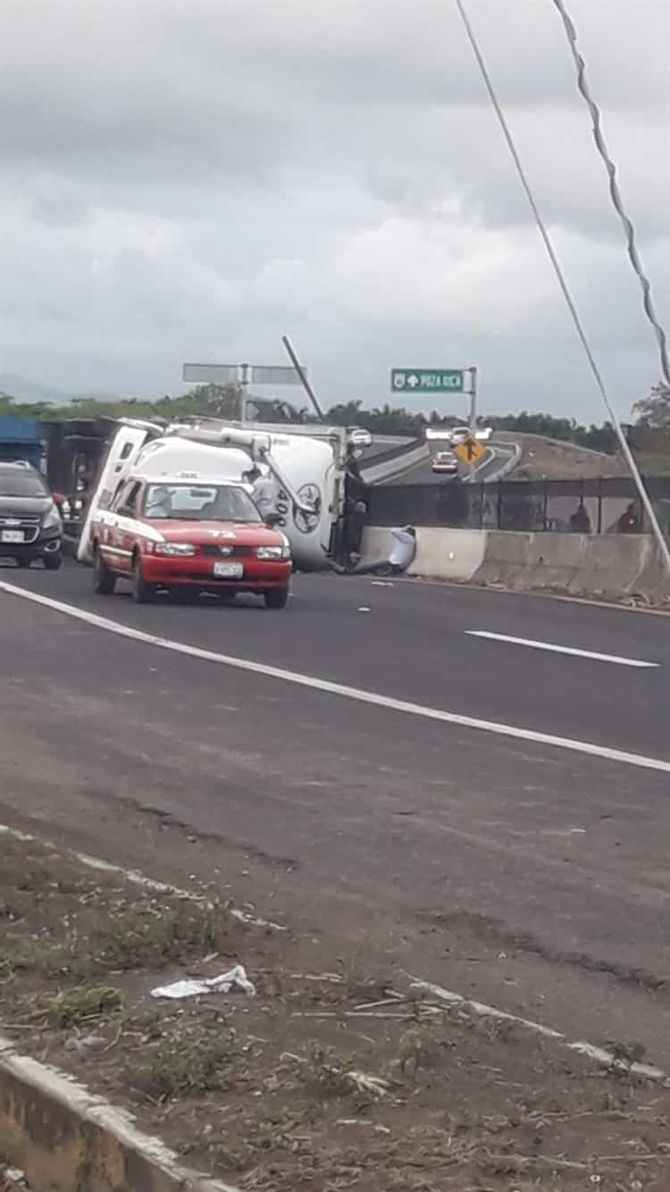 ¡Se salen los pollos! Vuelca tráiler en Cardel; se dirigía a la ciudad de Veracruz