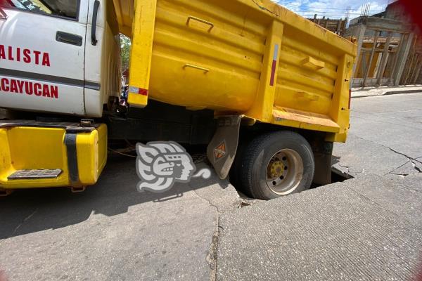 Volteo termina en socavón dejado por CAEV en Acayucan
