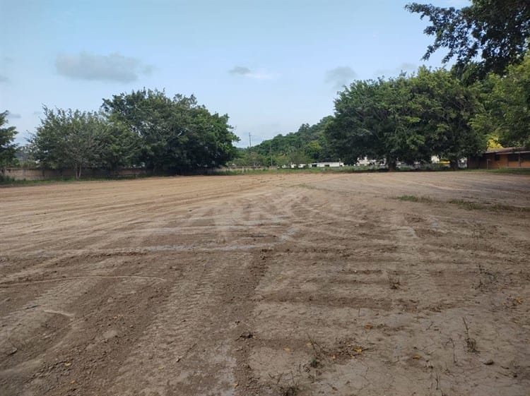 Rehabilitan campo de plantel educativo en Villa Cuichapa