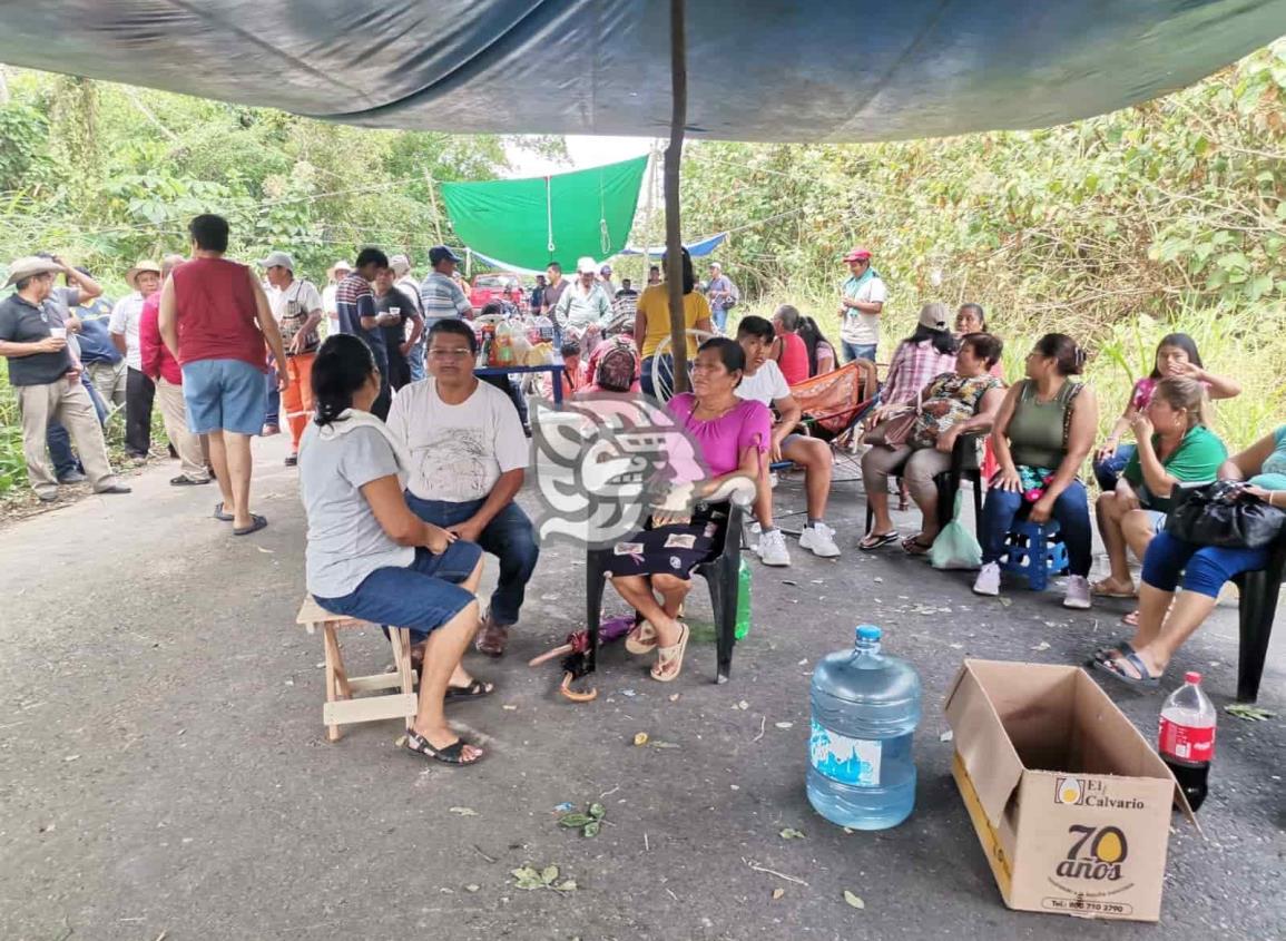 ¡Que autoridades se comprometan! más de 24 horas bloqueado el tramo Nanchital-Villa del Espíritu Santo