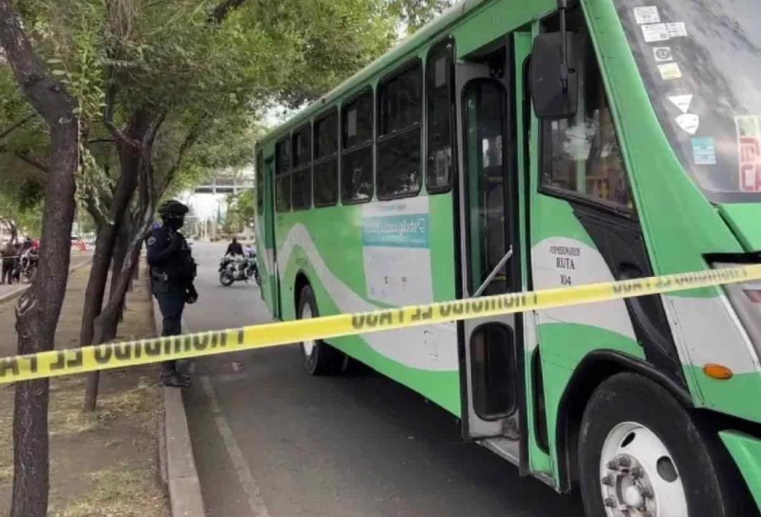 Muere mujer atropellada tras caer de camión urbano