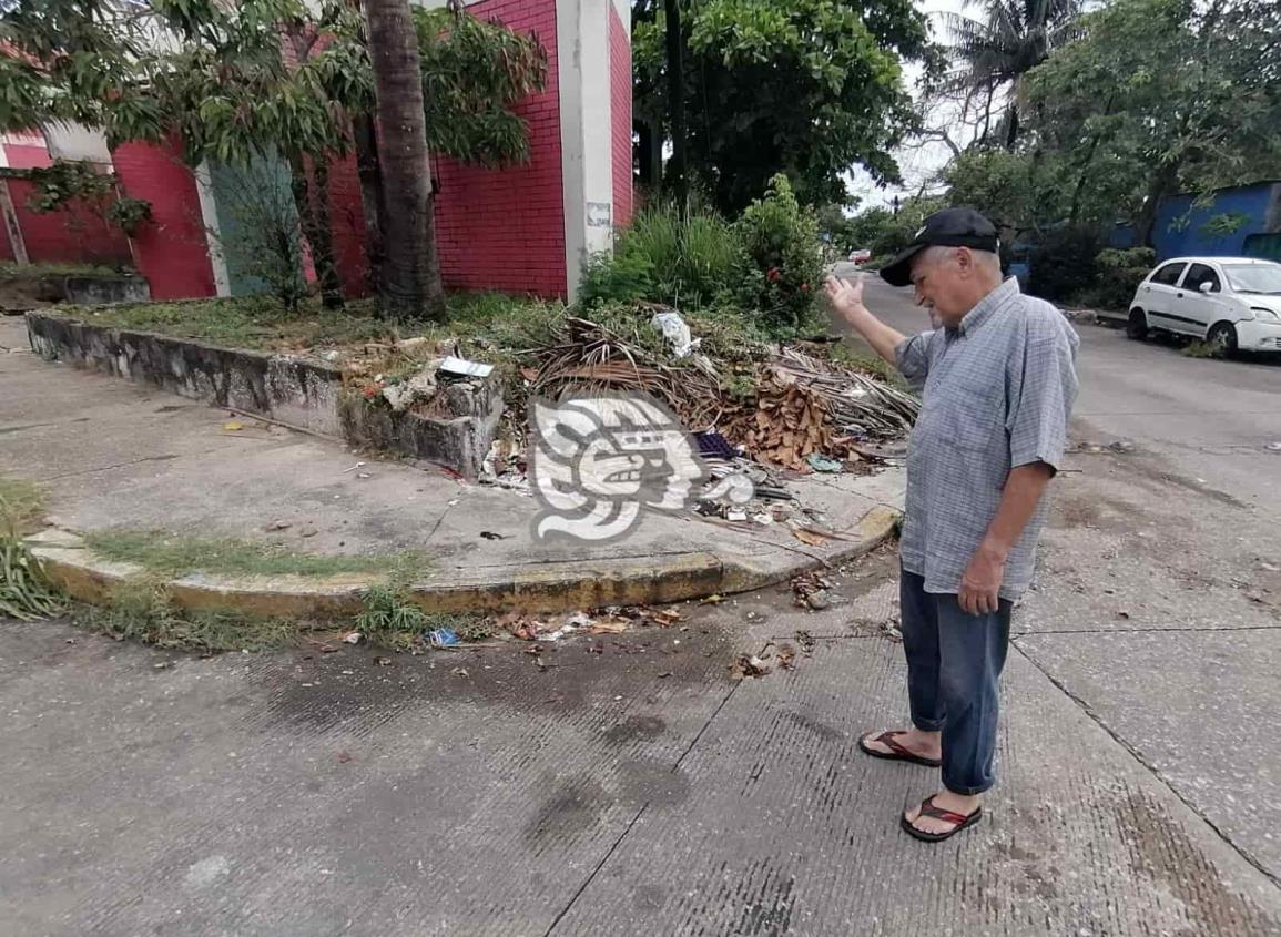 Usan como basurero esquina de unidad de PC y Bomberos en Coatzacoalcos