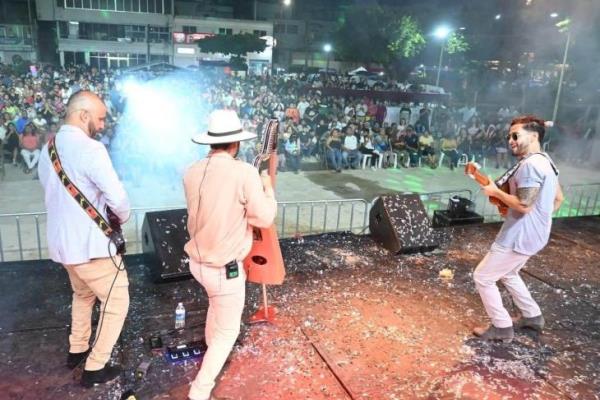 Vivió Agua Dulce una noche espectacular en el inicio del Paseo de la Alegría 2023