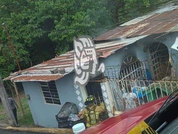 En cenizas queda vivienda en Córdoba; fue por una veladora