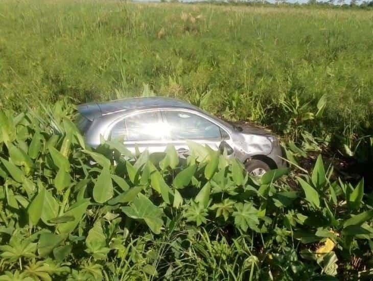 Conductor se va a pantano en carretera del sur de Veracruz