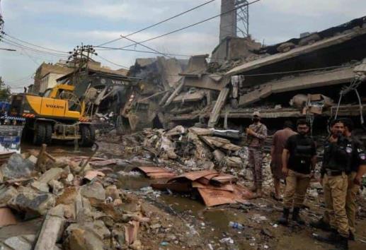 Se incendia fábrica textil en Pakistán; mueren 4 bomberos