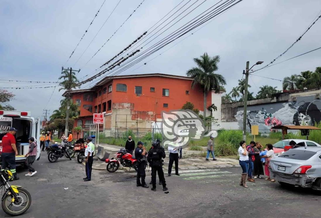 Motorepartidor resulta herida tras chocar contra auto en la zona centro de Veracruz