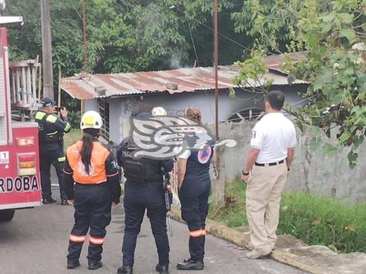 En cenizas queda vivienda en Córdoba; fue por una veladora