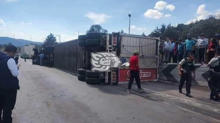 Vuelca otro tráiler en la Orizaba-Puebla; evitan rapiña