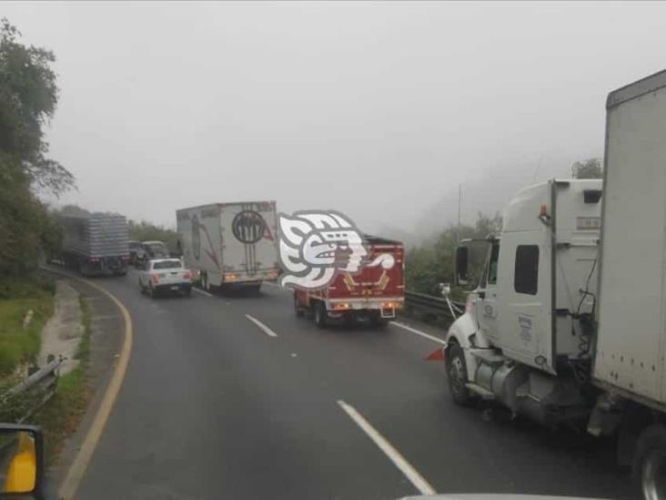 Vuelca otro tráiler en la Orizaba-Puebla; evitan rapiña