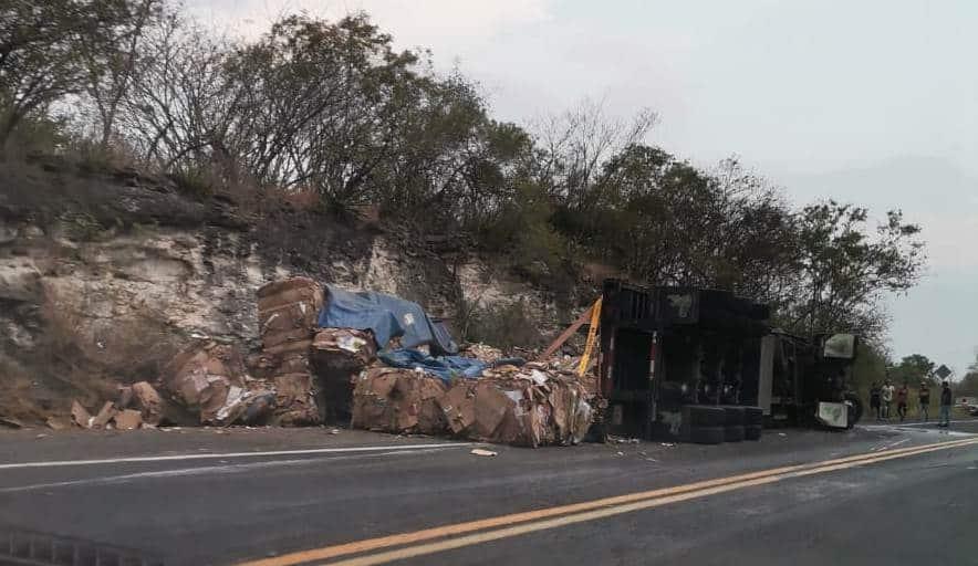 Choque y volcadura en Plan del Río deja tres lesionados