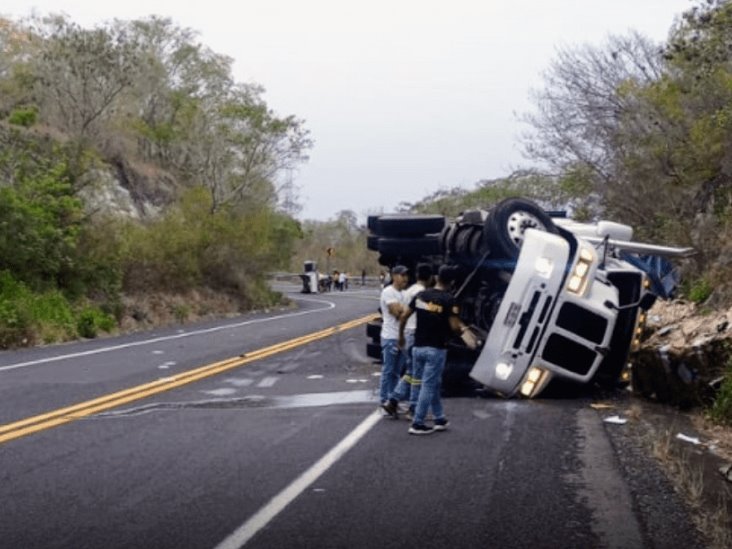 Choque y volcadura en Plan del Río deja tres lesionados