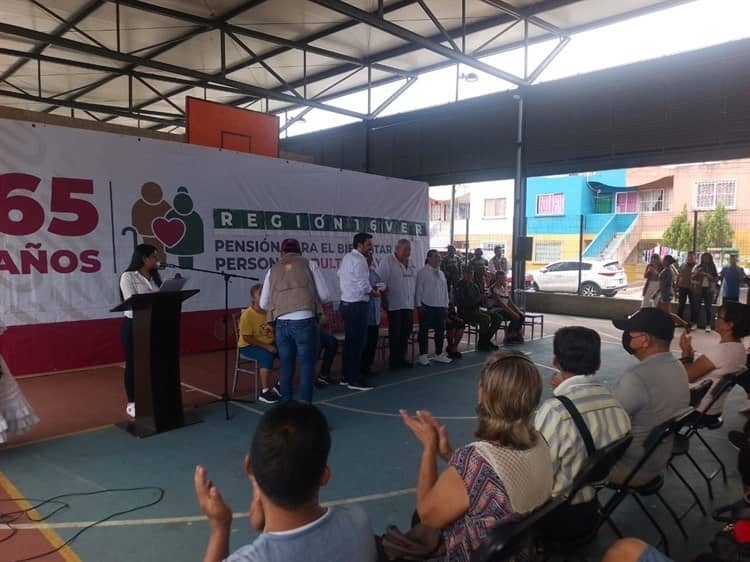 Entregan tarjetas del programa Bienestar para adultos mayores en Veracruz