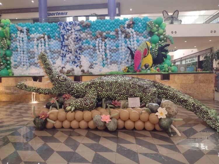 Exponen esculturas gigantes de globos en Boca del Río