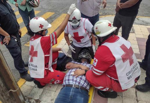 Motociclista derrapa en avenida 20 de Noviembre para evitar choque, en Veracruz Puerto