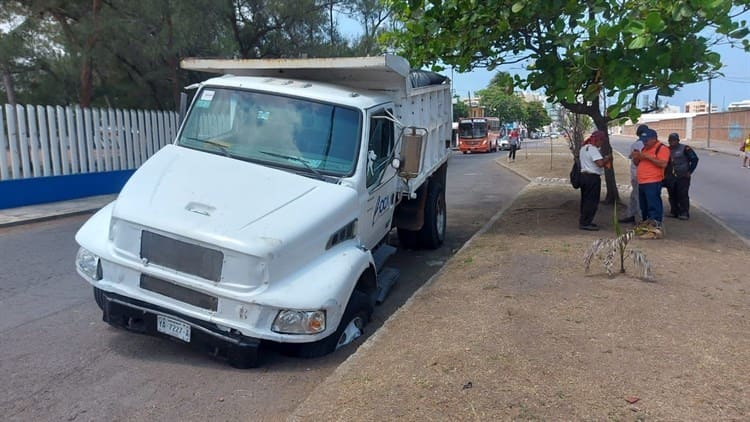 Camión volteo del Ayuntamiento de Boca del Río cae a socavón en Costa Verde