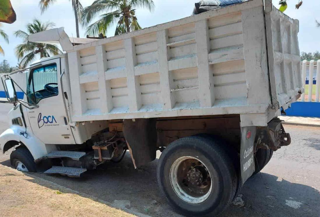 Camión volteo del Ayuntamiento de Boca del Río cae a socavón en Costa Verde