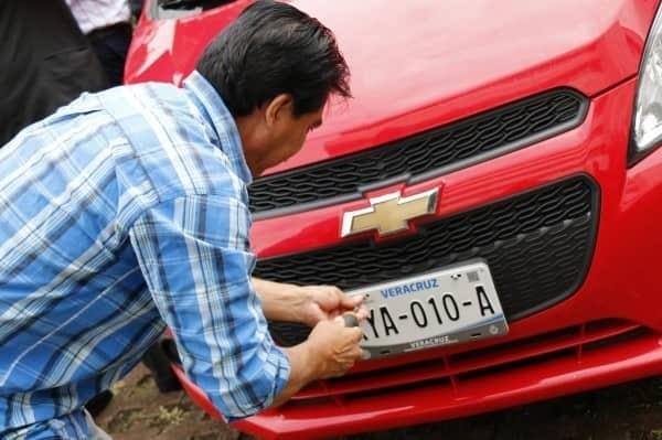 Sin aplicar multas a conductores de automóviles con placas vencidas en Veracruz