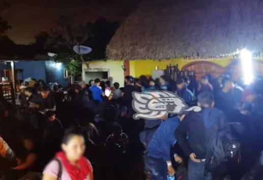Abandonan a más de 200 migrantes en una caja de táiler al sur de Veracruz