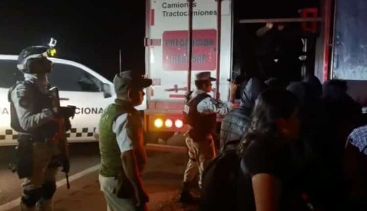 Rescatan a más de 200 migrantes de un tráiler abandonado en el Sur de Veracruz